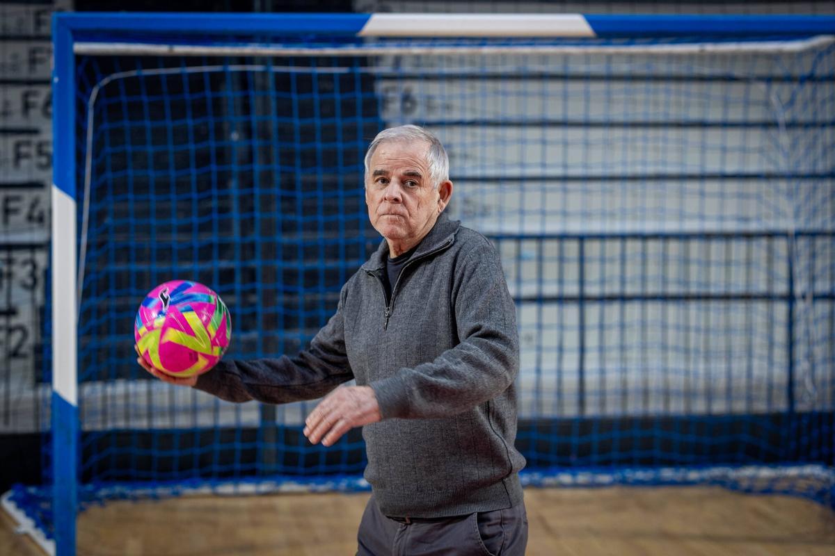 Vicenç Garcia, en una de las porterías del Pavelló Nou de Santa Coloma.