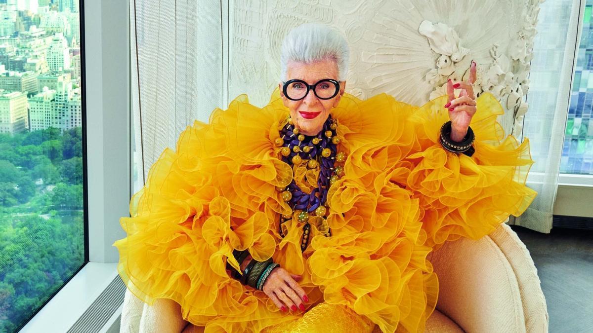Iris Apfel, a todo color para Harper's Bazaar, en agosto de 2021.