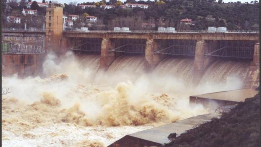 Desembalse de agua en el embalse de Villalcampo.