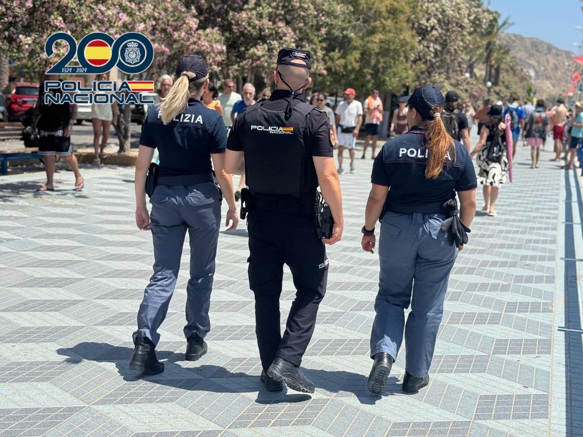 Las agentes de Italia, de servicio con la Policía Nacional en Alicante.