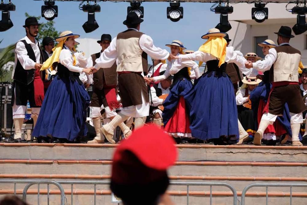 Han disfrutado de la misa, procesión y de un desfile de carros antiguos