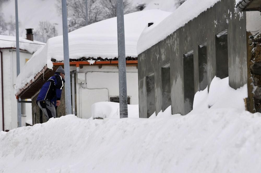 Temporal de nieve, este martes, en el puerto de Pajares