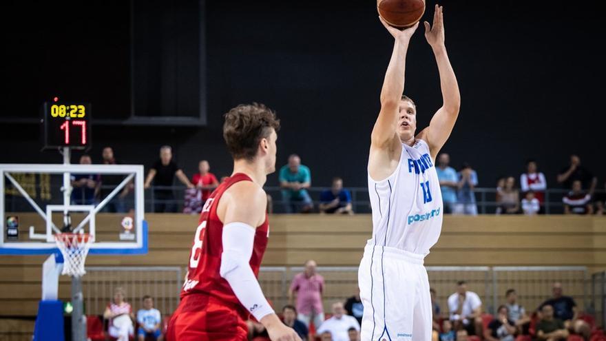 Elias Valtonen llança a cistella davant del croat Mario Hezonja