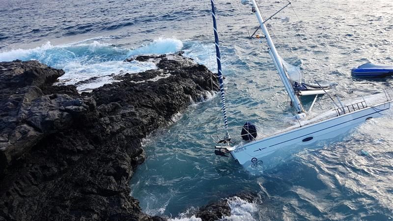 Un velero encalla en El Socorro