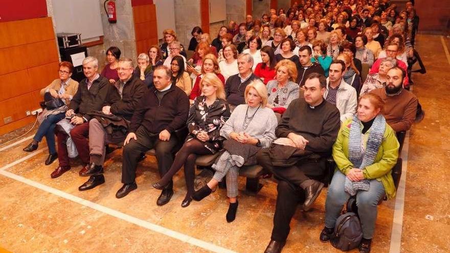 Público asistente a la conferencia coloquio de Club FARO, sobre &quot;Navegar el duelo&quot;. // J. Lores