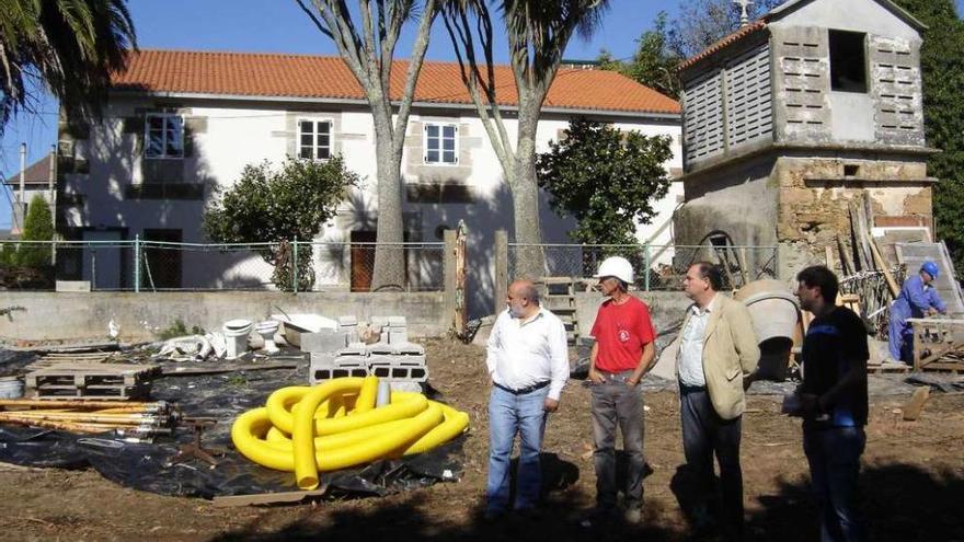 El alcalde y concejales en una visita a las obras de rehabilitación a la rectoral en 2007.