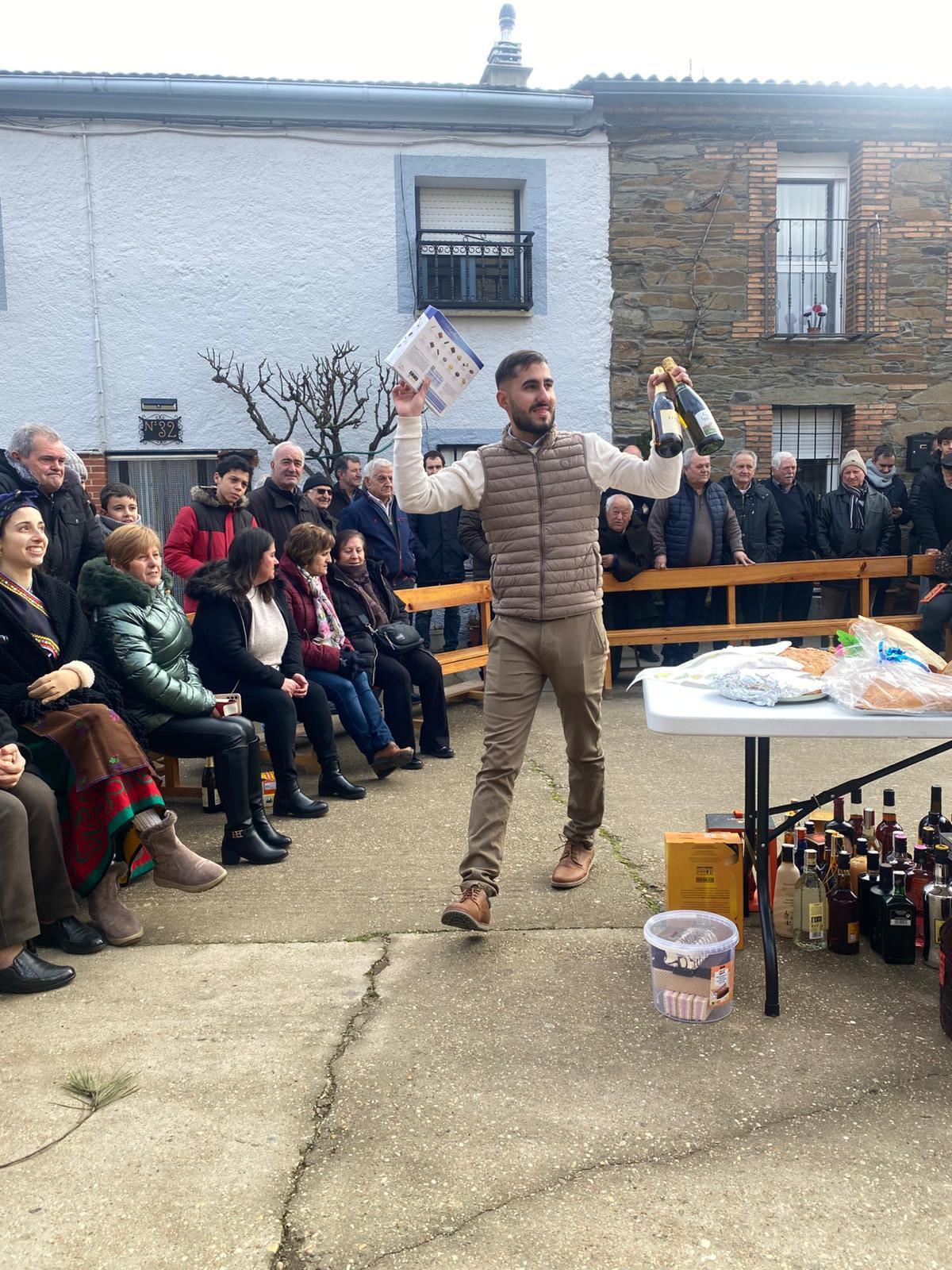 Veneración a San Antonio a la antigua usanza en Domez