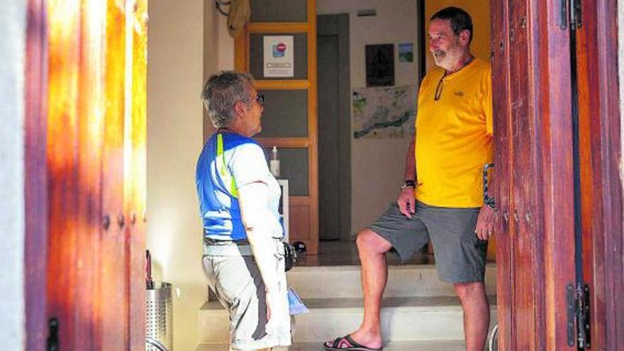 Peregrina hablando con el responsable voluntario del albergue en Zamora. | Ana Burrieza