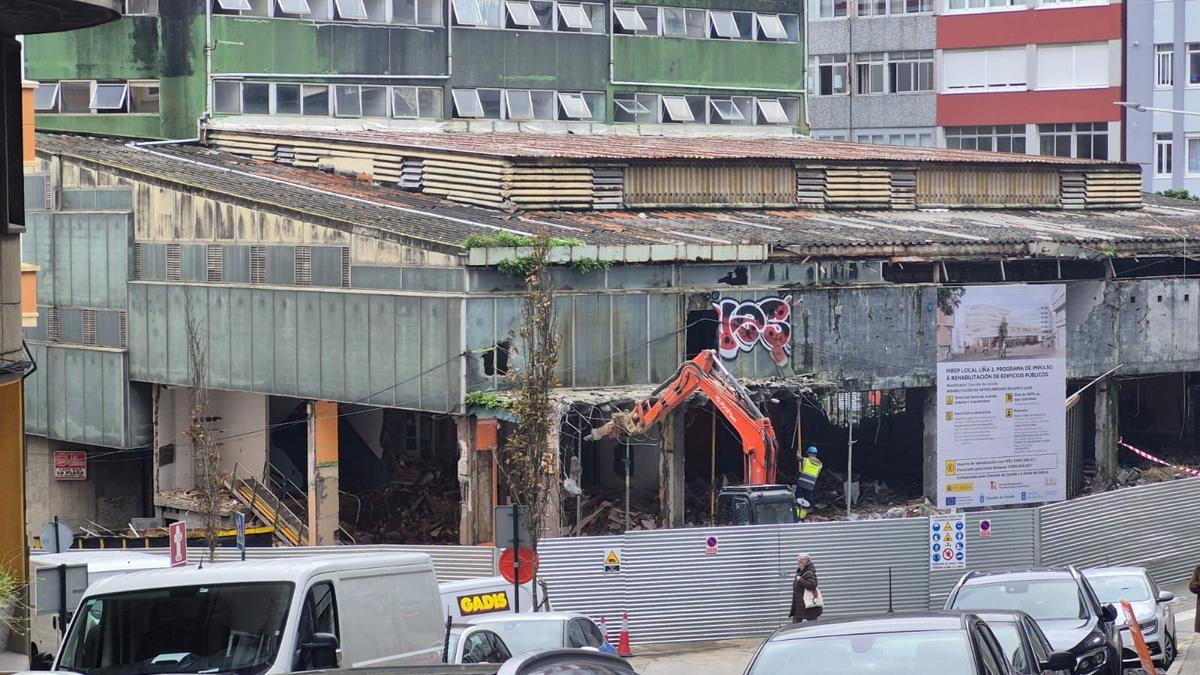 La máquina de demolición, este jueves, en el mercado de Santa Lucía