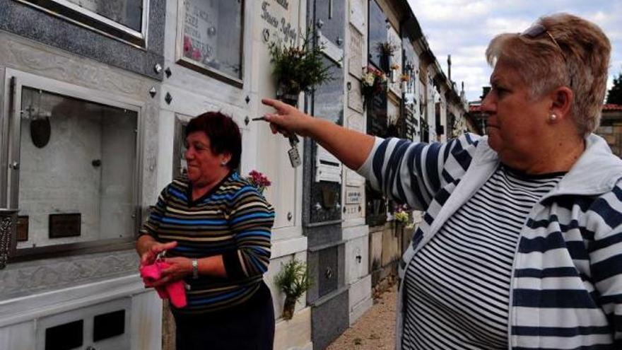 Los vilagarcianos acuden estos días al cementerio municipal a limpiar nichos y colocar flores.  // I.Abella