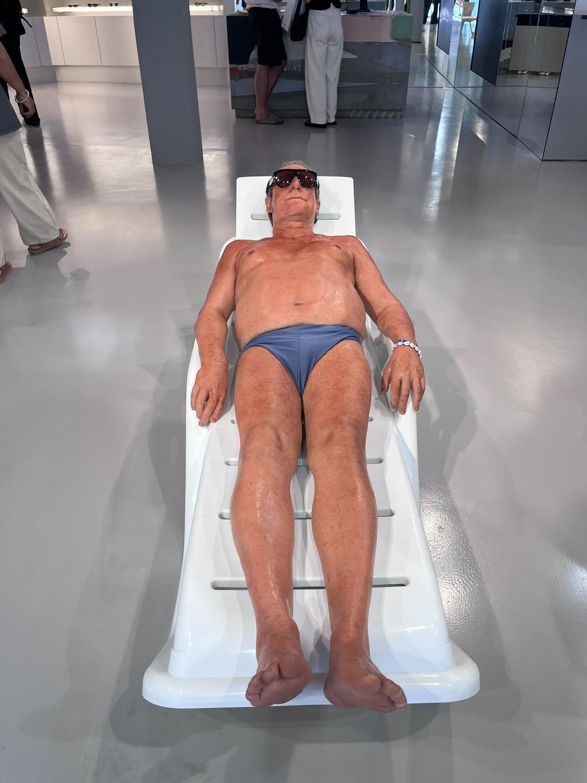 Un turista tumbado en plena tienda sorprende a los transeúntes del centro de Palma