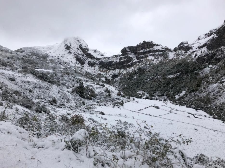 La nieve cubre las cumbres asturianas