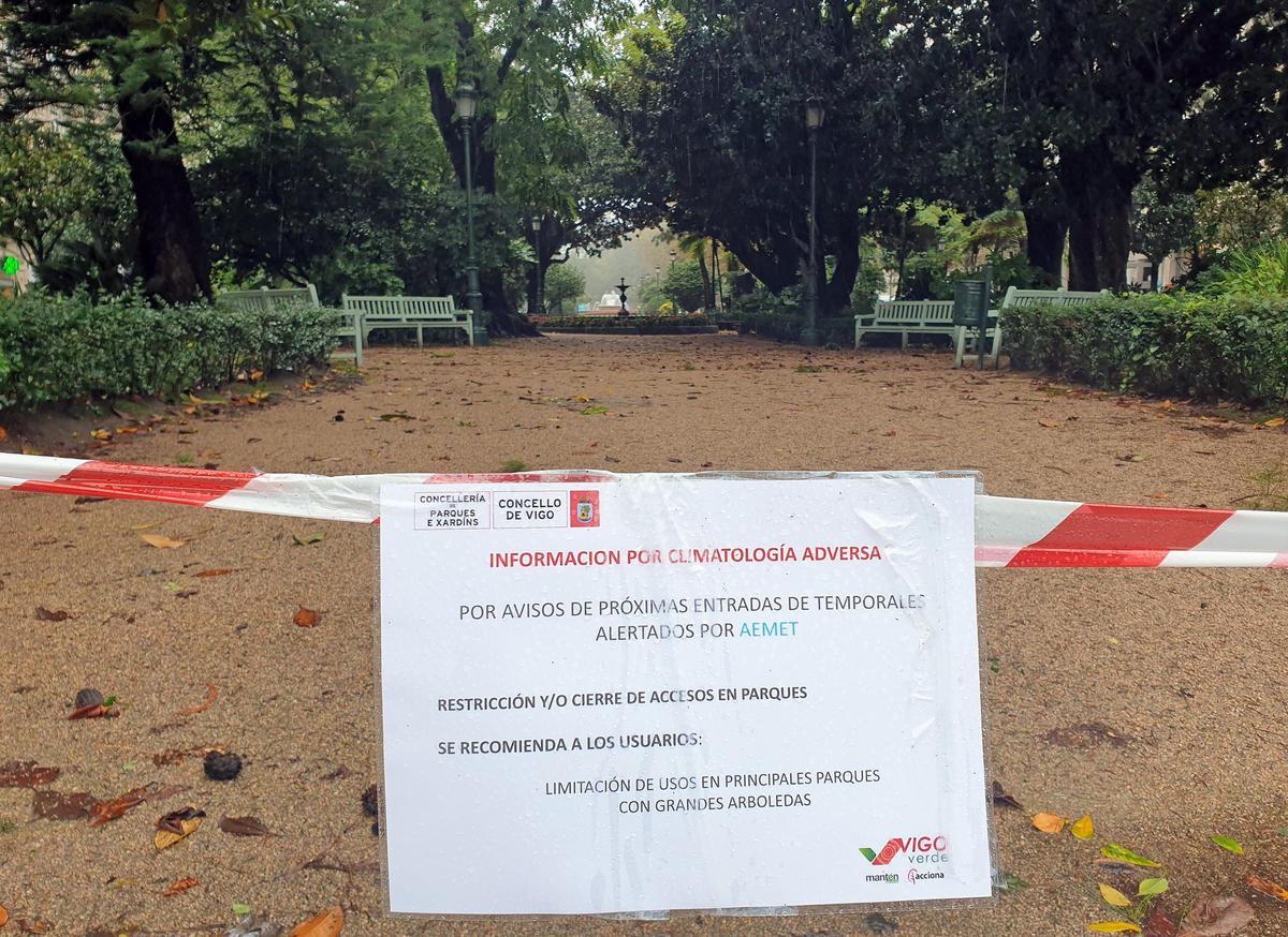 Cierre con cintas de la Alameda de Vigo por el temporal
