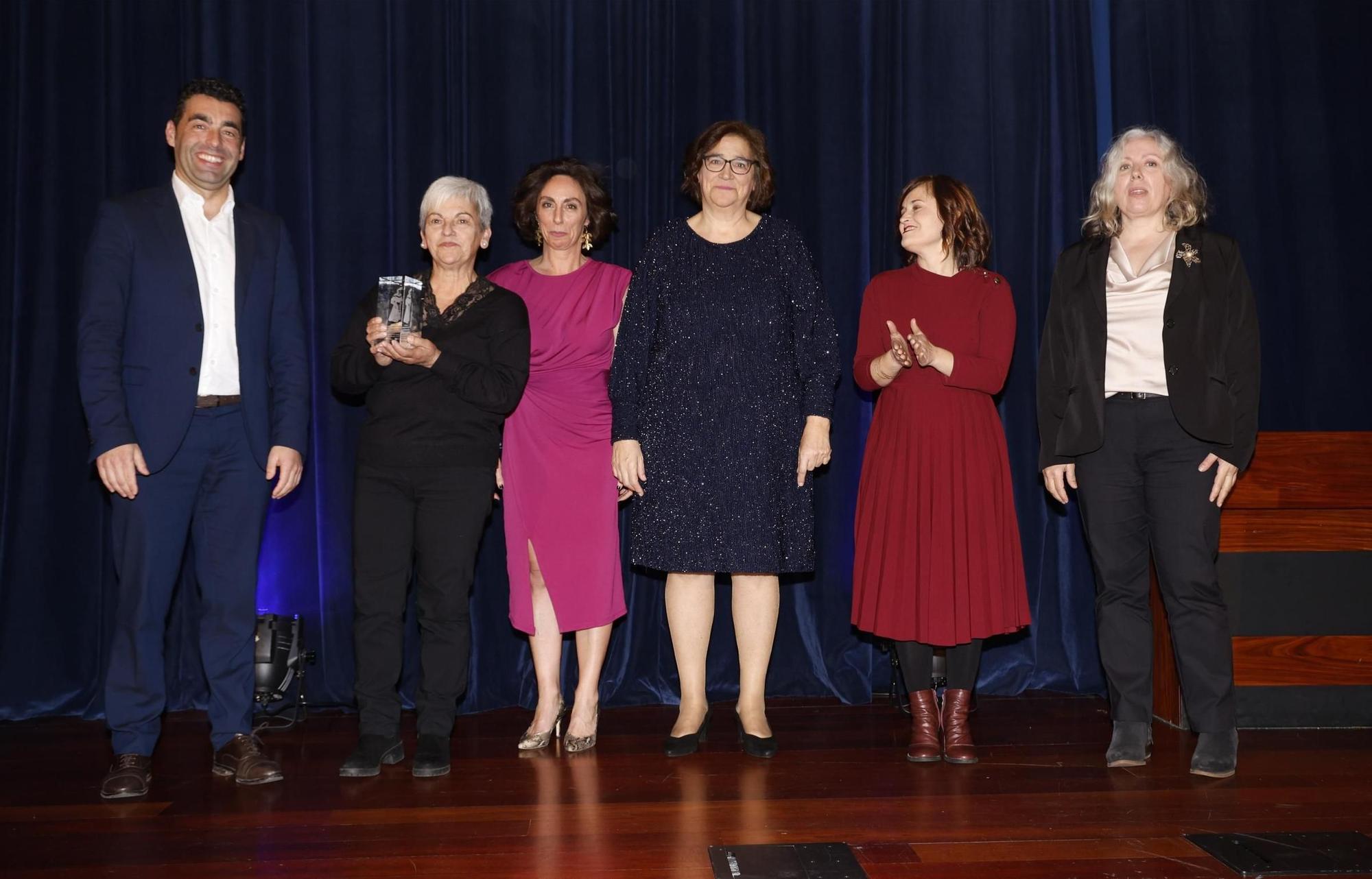 Los premios Emilia Pardo Bazán reconocieron a la escritora María Oruña, la asociación de redeiras Atalaia y el Entroido de Cobres