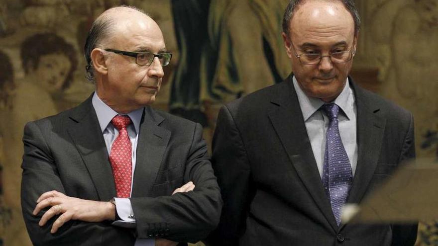 Cristóbal Montoro y el gobernador del Banco de España, Luis María Linde. // Ballesteros