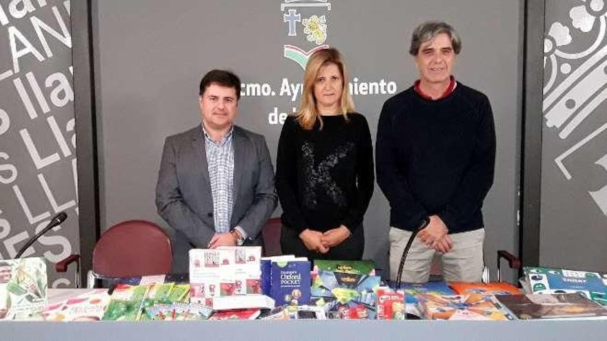 La edil de Servicios Sociales, Soledad Celorio, junto a Gustavo Pampín y Ricardo Rodríguez, miembros de Humana Fundación, durante el acto de entrega en el Ayuntamiento.