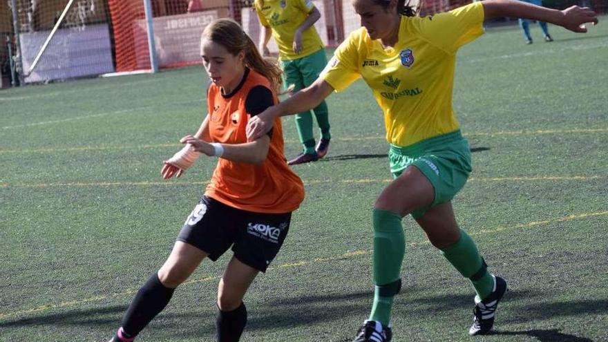 Lucia pelea por el balón con una jugadora vallisoletana.