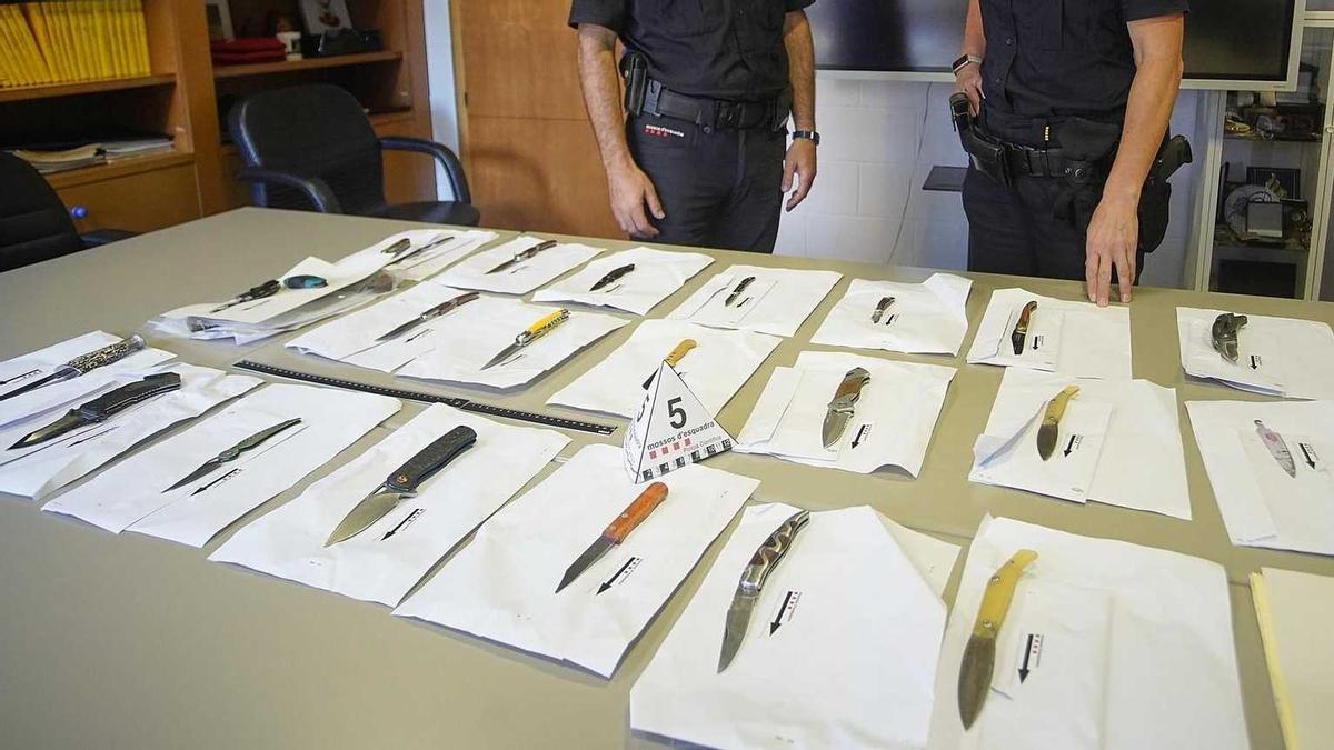 Efectius dels Mossos de Girona mostrant diverses armes blanques intervingudes, en una imatge d'arxiu.