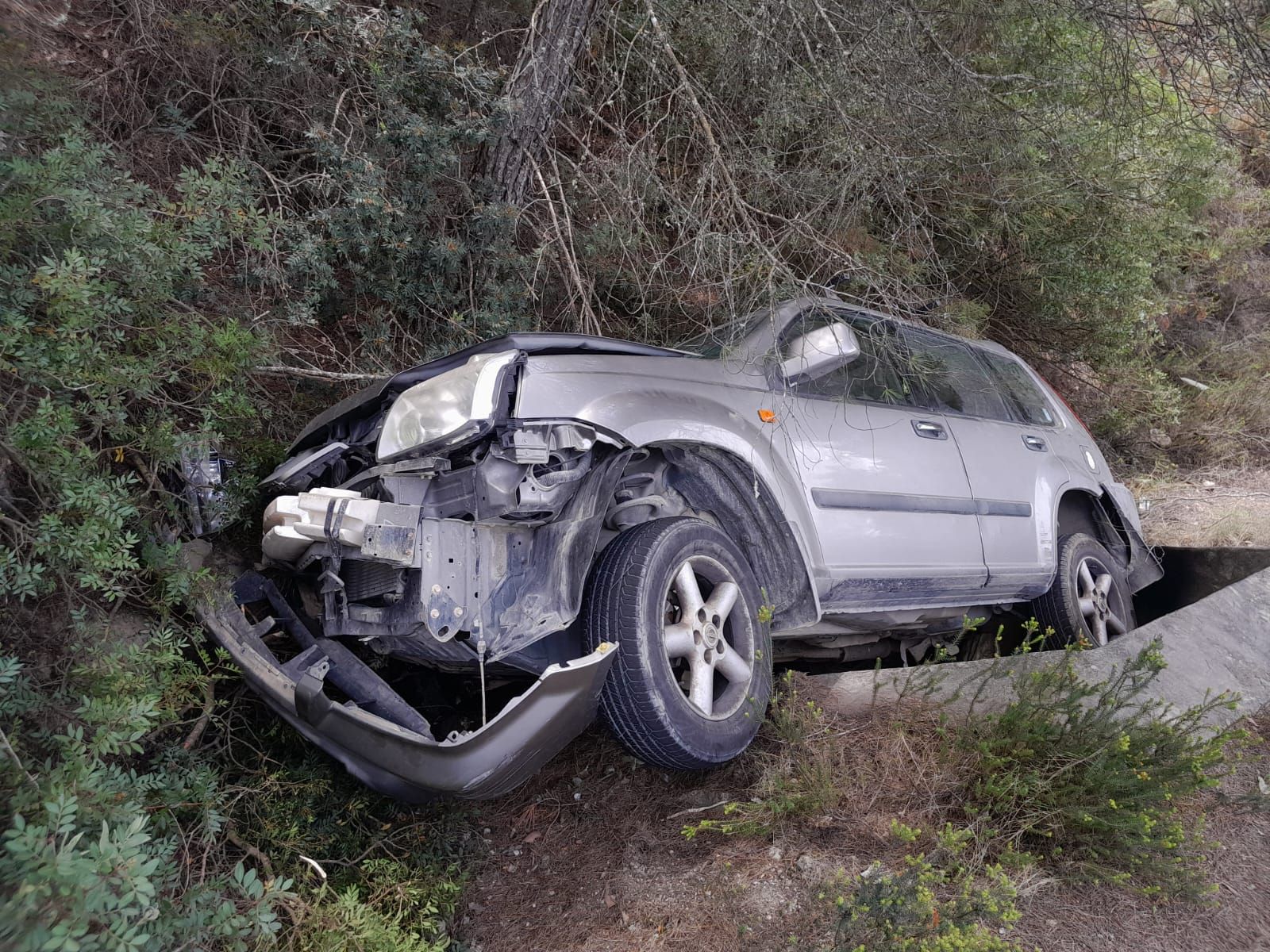 Galería de imágenes de el todoterreno volcado en Ibiza con una madre y una hija en el interior