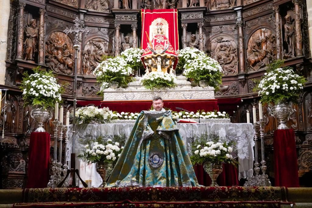 La cofradía de la Montaña regala un manto a la Virgen del Vaquero