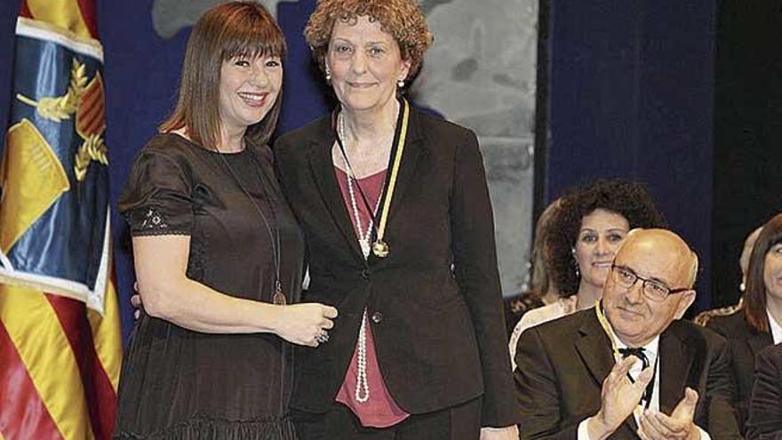 La presidenta Armengol, entregando el Ramon Llull a Elvira Badia en 2016.