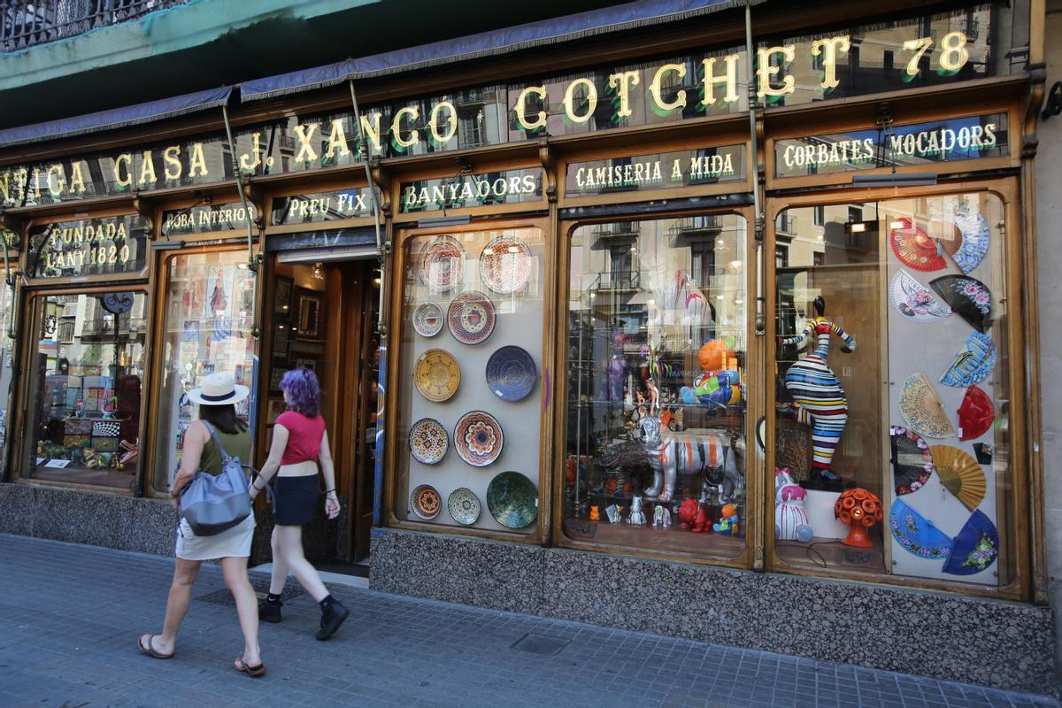 La tienda emblemática Xancó vende ahora cerámica y abanicos, en la Rambla.