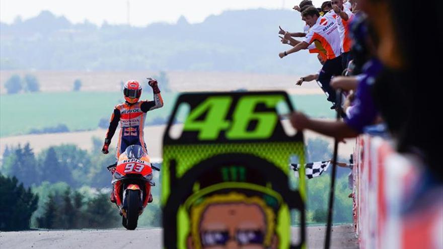 Márquez se pasea en su jardín de Sachsenring