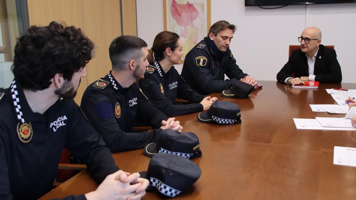El alcalde, Toni Saura, con agentes de la Policía Local de Alaquàs.