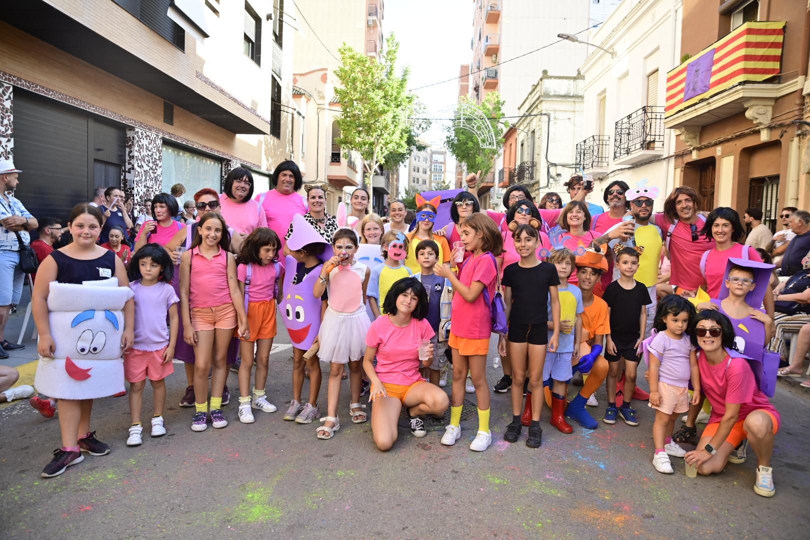 Multitudinario y divertido desfile por la entrada del toro