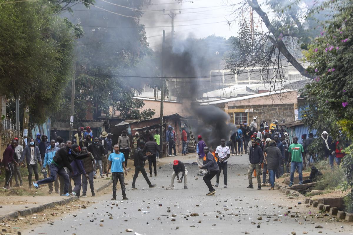 Simpatizantes de la coalición opositora Azimio durante nuevas protestas en Nairobi, Kenia.