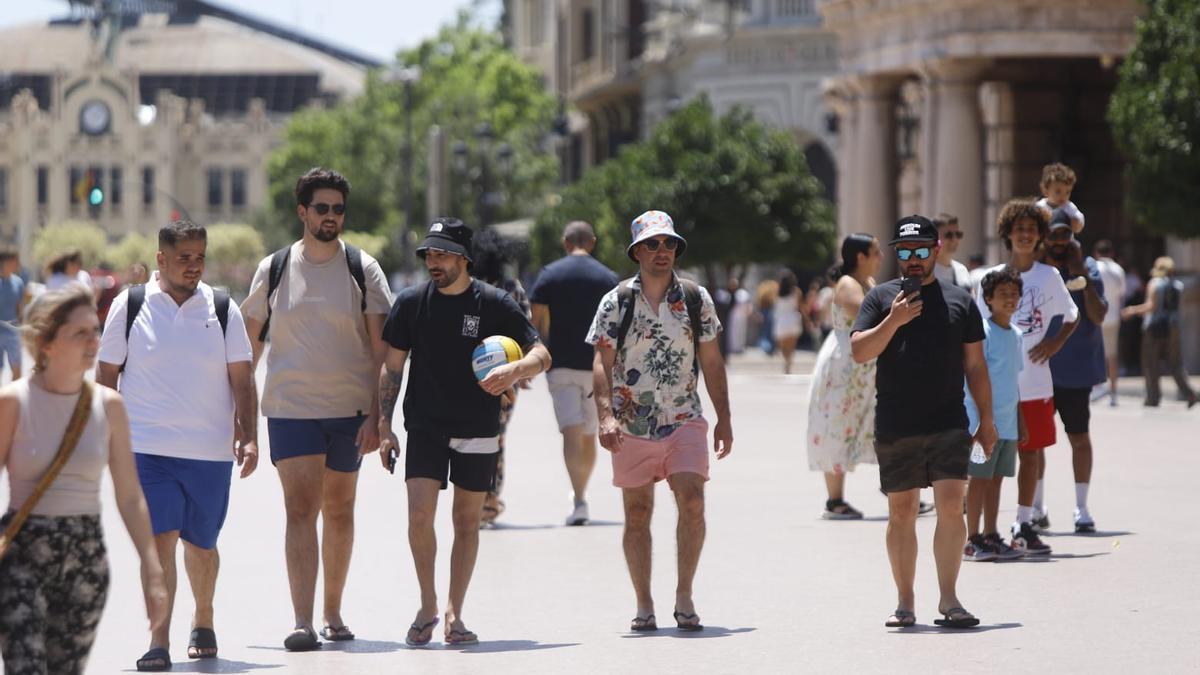 Turistas por el centro de València, con temperaturas altas