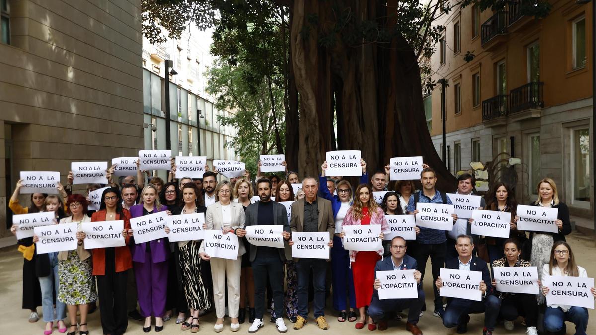 Grupos de la oposición protestan por la gestión de Mazón