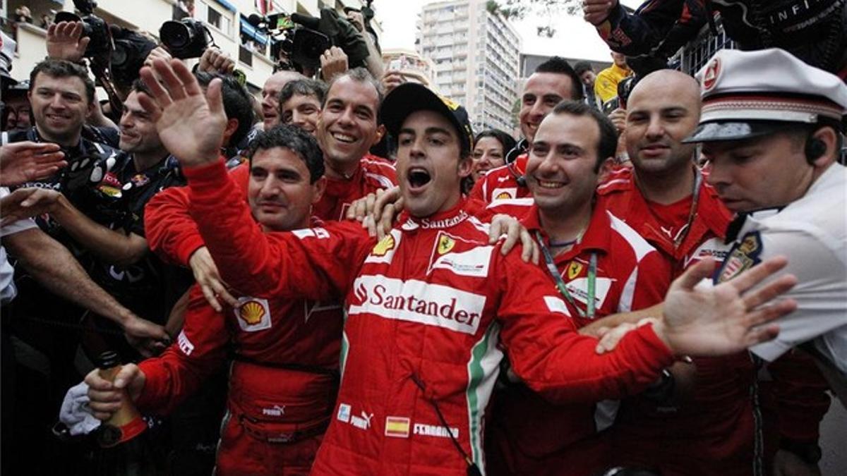 Fernando Alonso celebra con su equipo el liderazgo en solitario del Mundial.