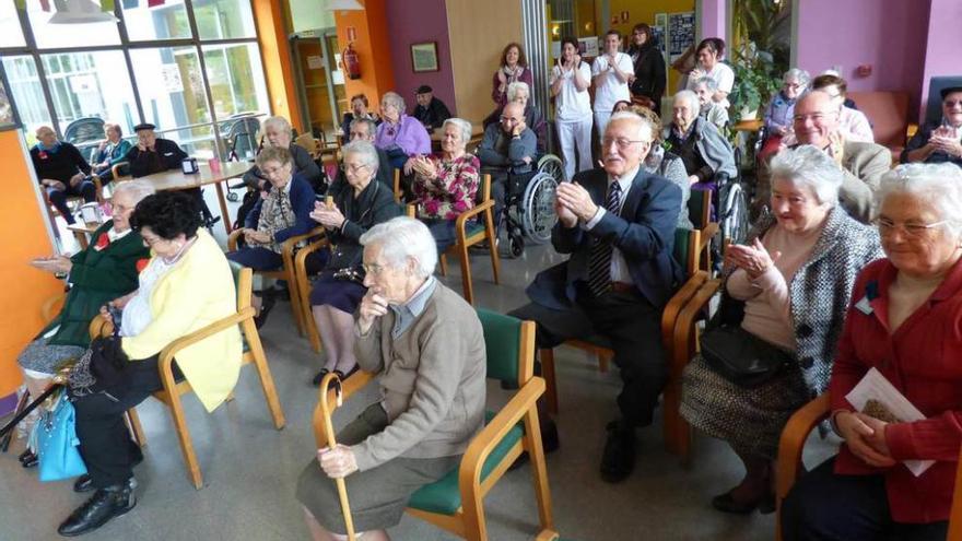 Los mayores de Infiesto celebran el 23.º aniversario de su residencia con baile, teatro y una comida