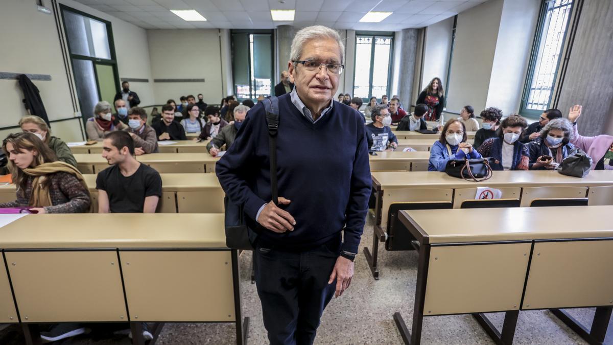 Luis Manuel Valdés Villanueva, en su clase.