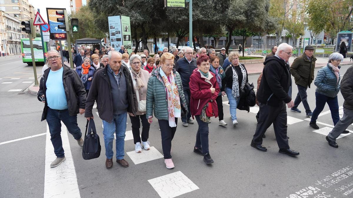 Un grupo de jubilados pasea por las calles de Castelló con una visita organizada a la capital provincial.