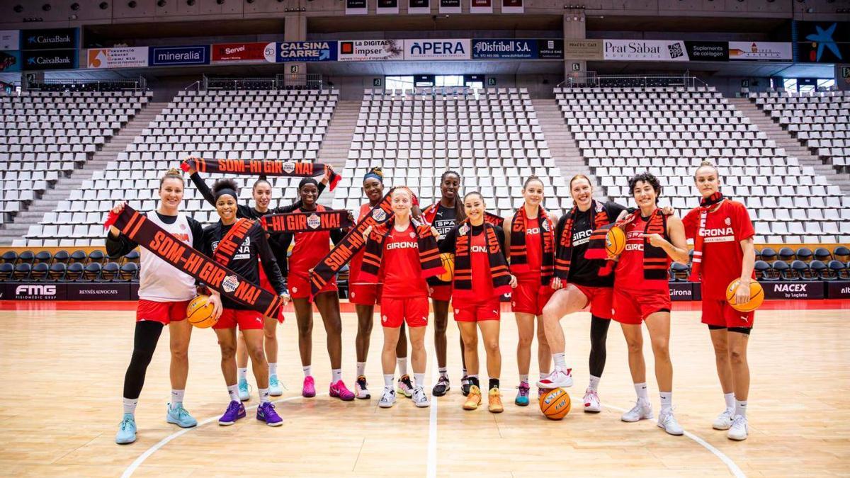 Les jugadores del Spar Girona amb les bufandes a Fontajau.
