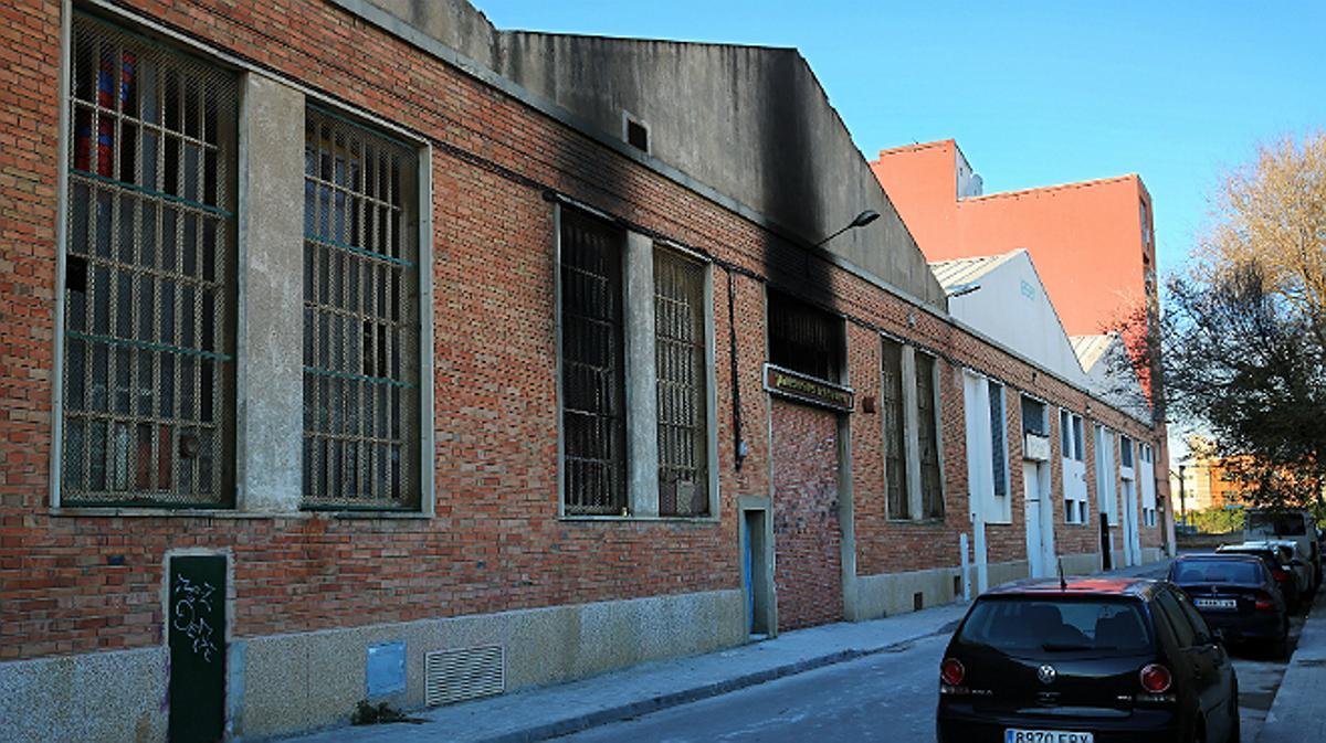 Diversos immigrants, enfilats a la teulada de la nau incendiada.