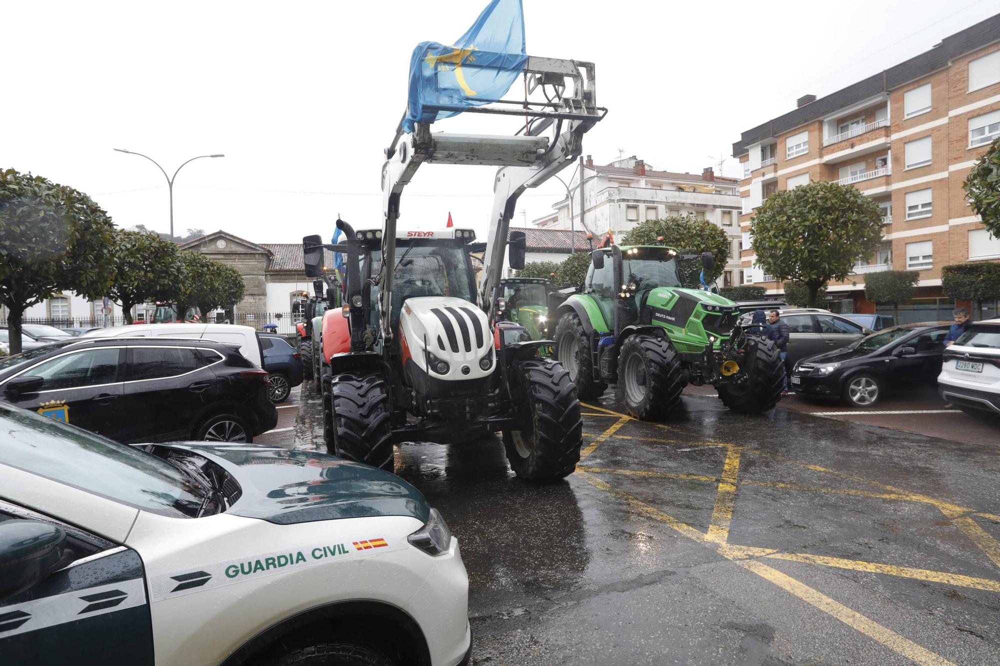 EN IMÁGENES: Los ganaderos toman con sus tractores la villa de Luanco