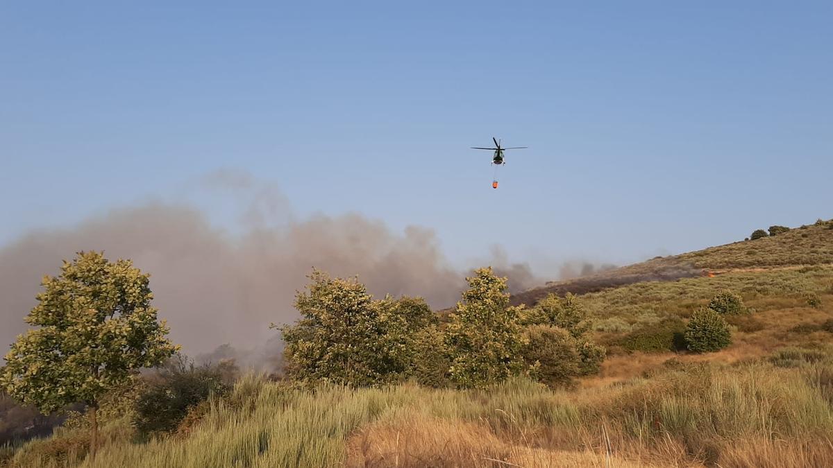 Un helicóptero descarga agua en el incendio de Figueruela de Abajo