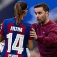 Jonatan Giráldez da instrucciones a Aitana Bonmatí durante la final de la Champions Barça-Olympique Lyon