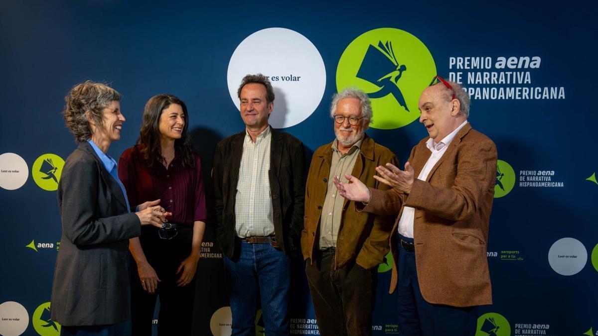 PREMIO AENA NARRATIVA | Los finalistas del Aena de Narrativa aplauden el premio del millón de euros: «El voto de pobreza de los escritores no tiene por qué ser perpetuo»