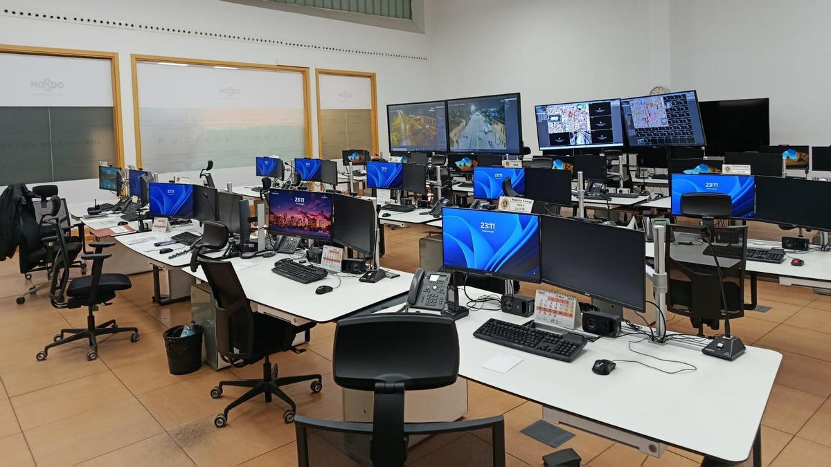 Imagen del pasado abril de la sala del 092 de la Policía Local de Sevilla vacía.