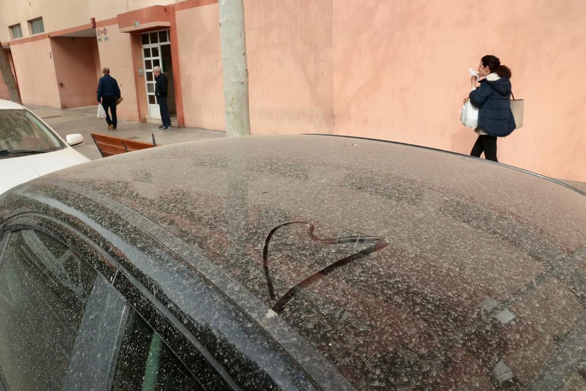 Unas gotas con polvo sahariano caídas en la madrugada del martes han dejado marcados los coches en Alicante