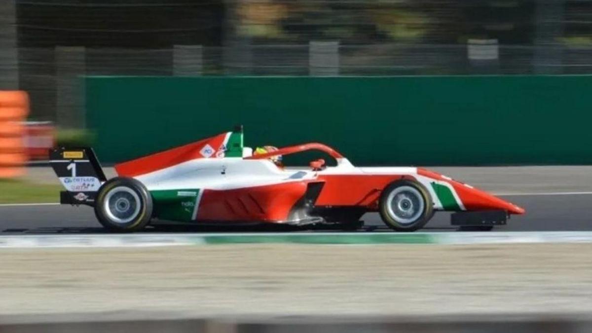 Costoya al volante de un Tatuus F4-T421 de Prema durante los test de Monza.