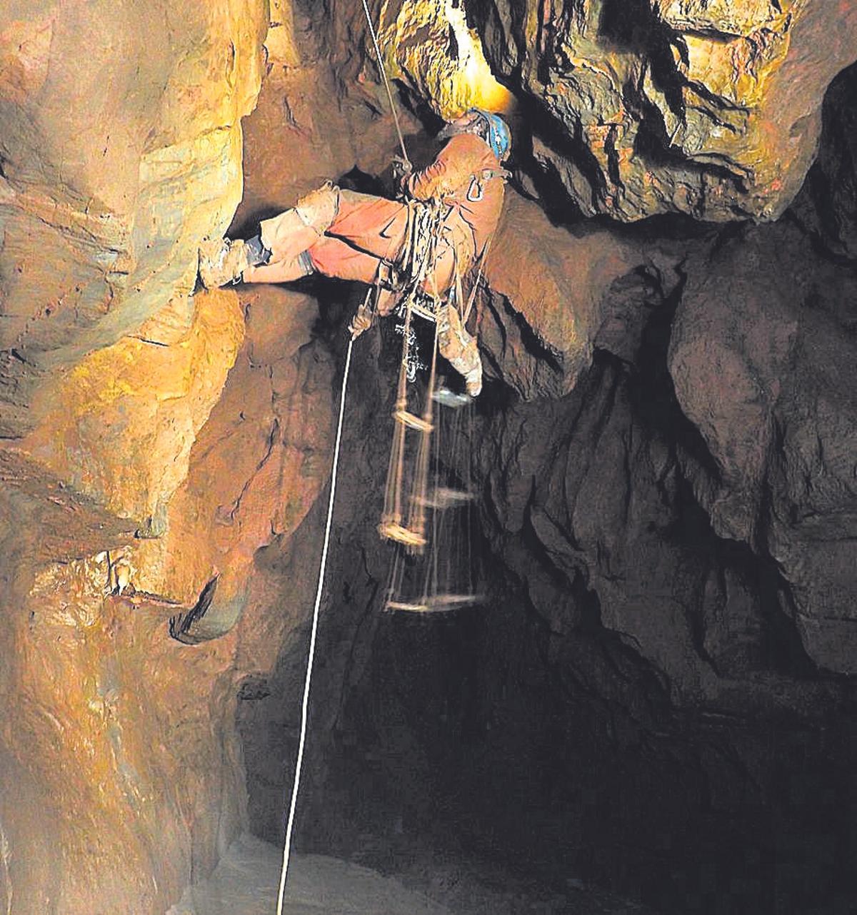 Els germans Almela han aconseguit topografiar més de 7.000 metres de la Sima Posos, una cova única.