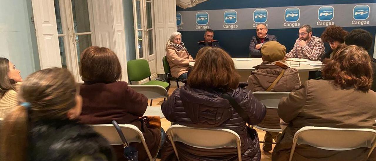 Militantes del PP, ayer por la noche, en la sede de Cangas.  / Partido Popular