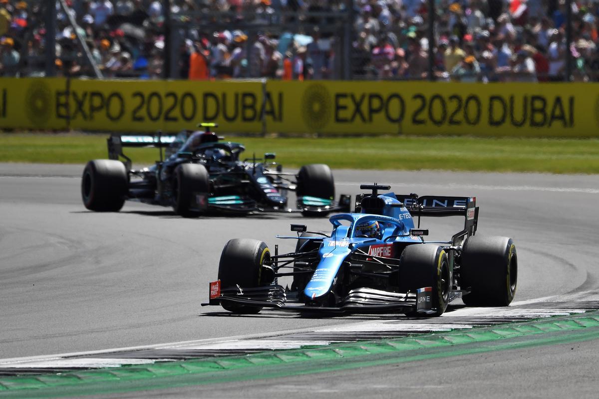 Fernando Alonso tuvo uno de sus momentos de magia en la carrera de 2021 en el trazado inglés