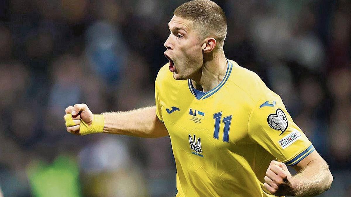 Artem Dovbyk celebra el primer gol a Bosnia en el 'playoff' clasificatorio.