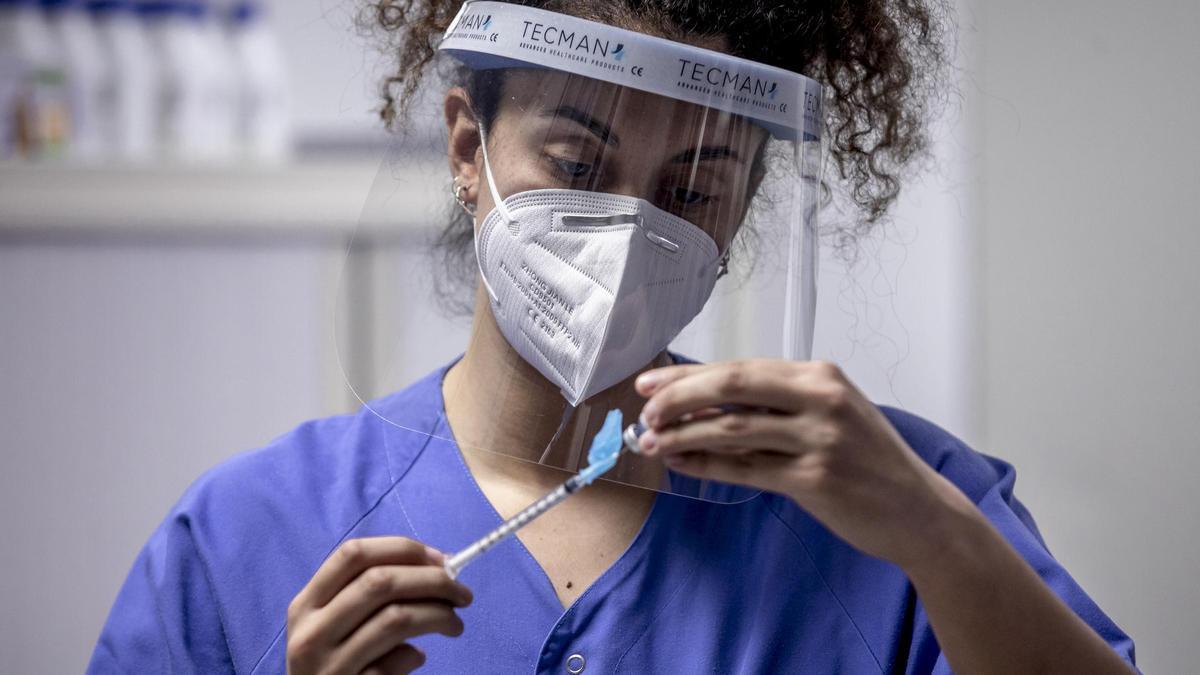 Arranca la vacunación de sanitarios que trabajan en 'primera línea covid'